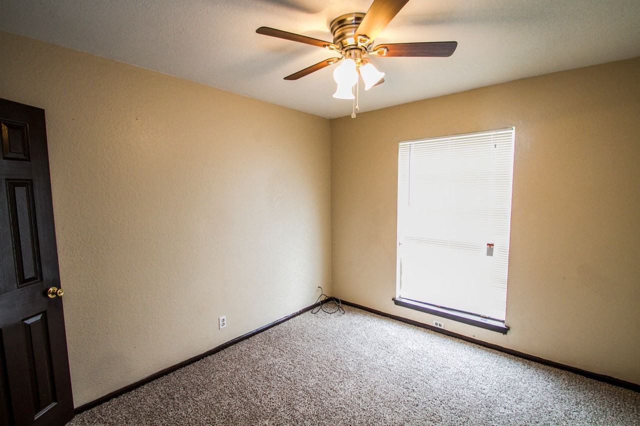 511 Jamaica Dr - Photo 3 of 27