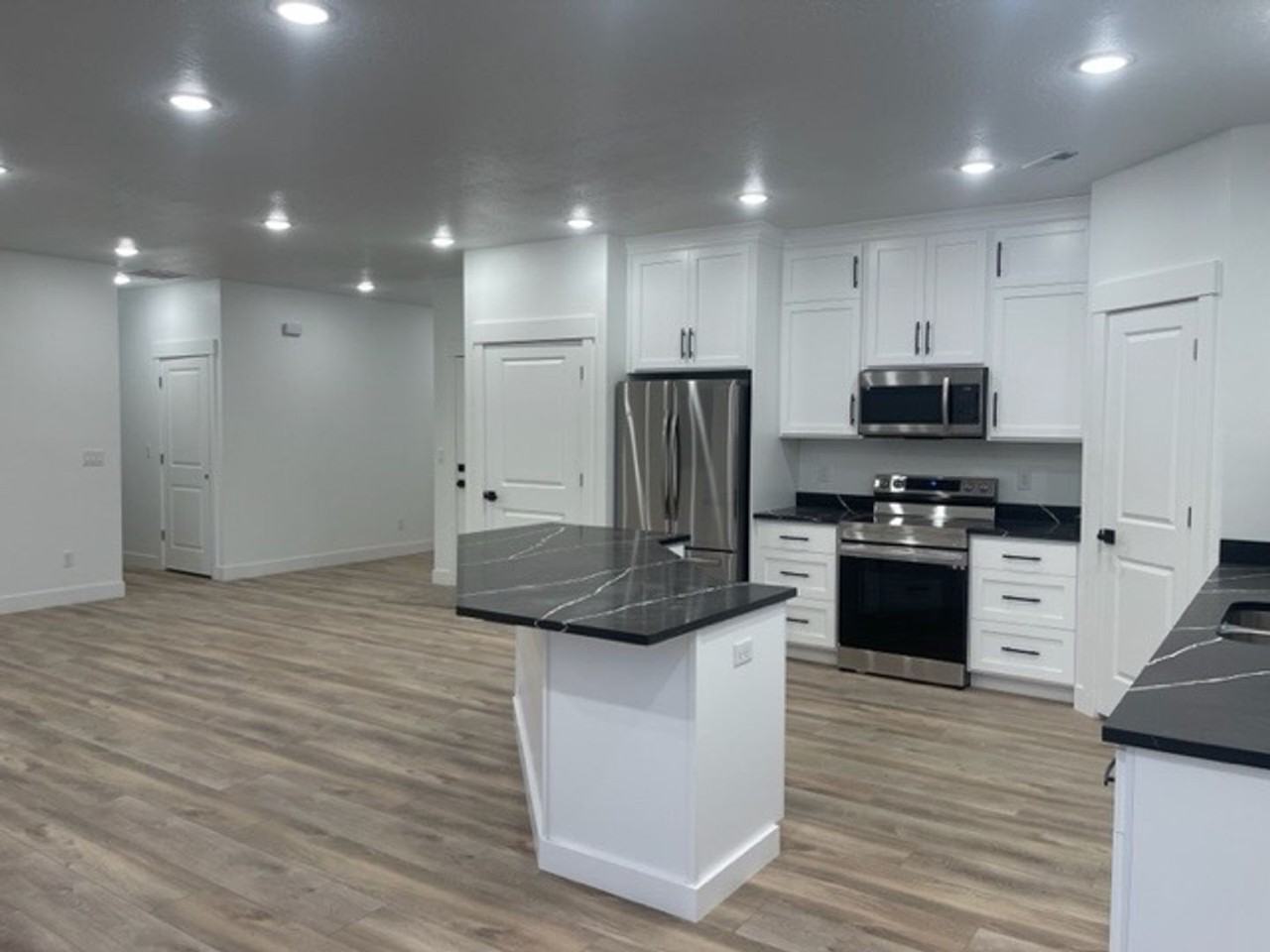 688 W 200 S - Photo 3 of 23