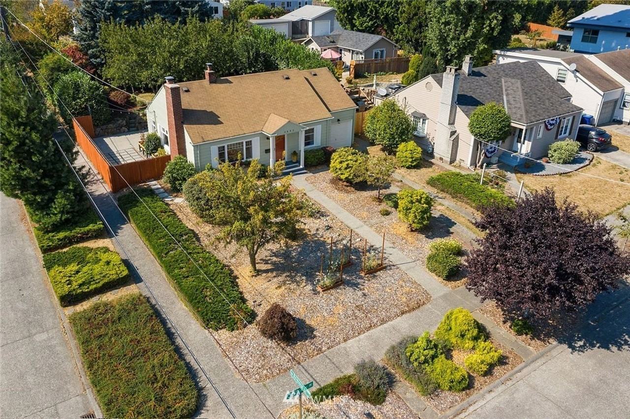 2803 35th Ave W - Photo 2 of 31