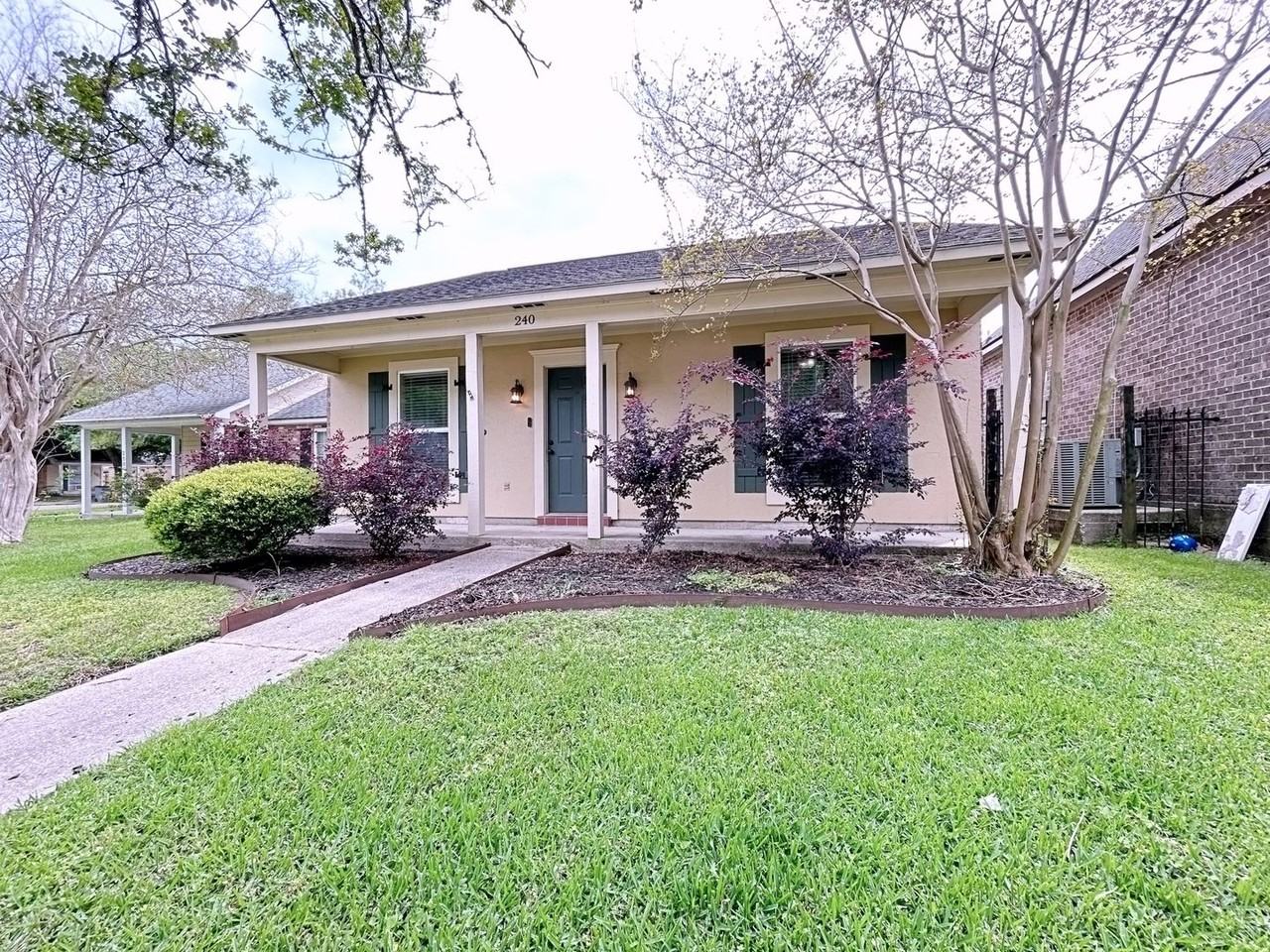 240 Meadow Bend Dr, Baton Rouge, LA 70820 3 Bedroom House for 1,700