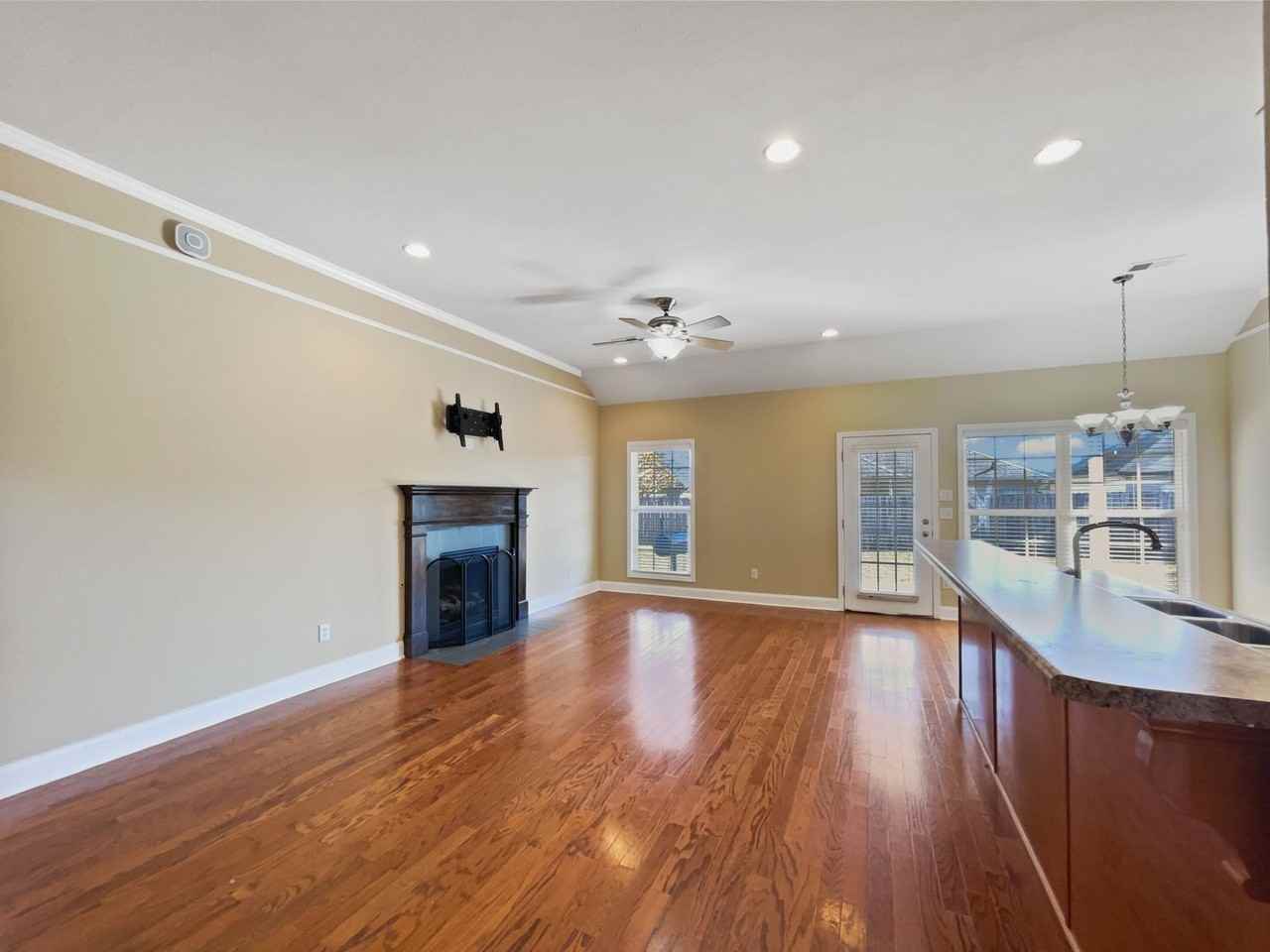 5131 Blackstone Ln - Photo 2 of 20