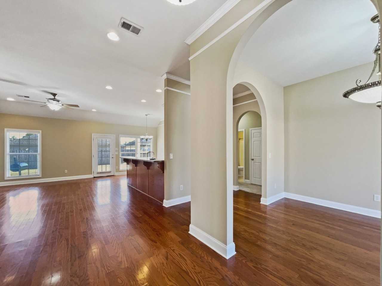 5131 Blackstone Ln - Photo 3 of 20