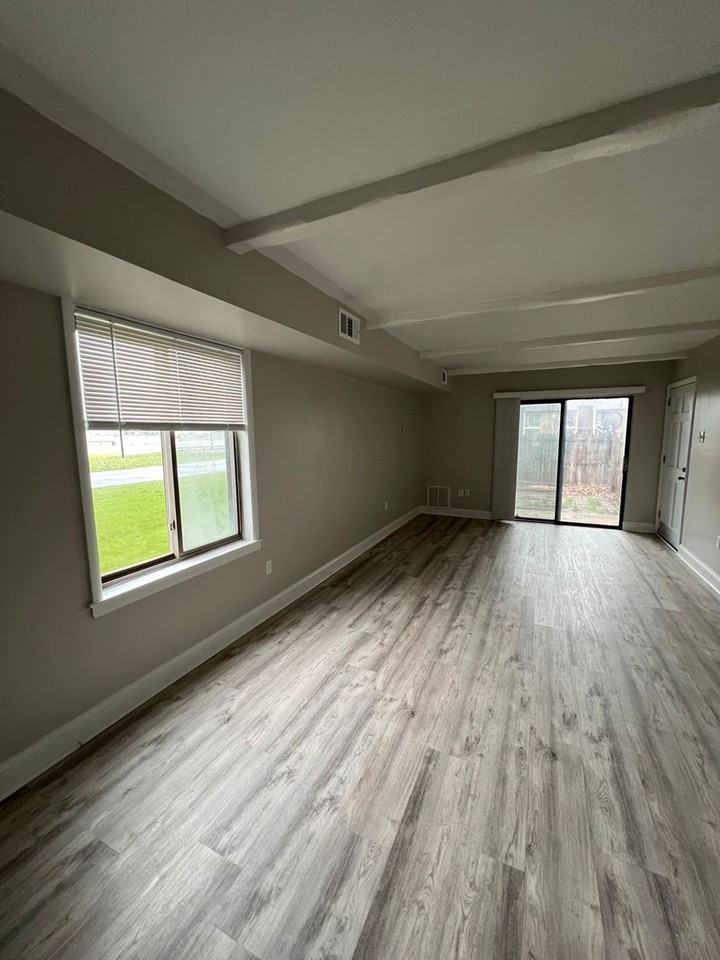 112 Lancaster Est - Photo 5 of 15
