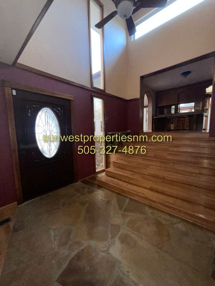 2425 Ridgeview Dr - Photo 3 of 36
