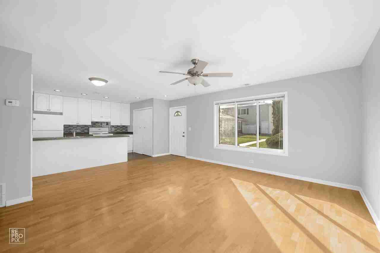 1449 Quaker Ln - Photo 5 of 11