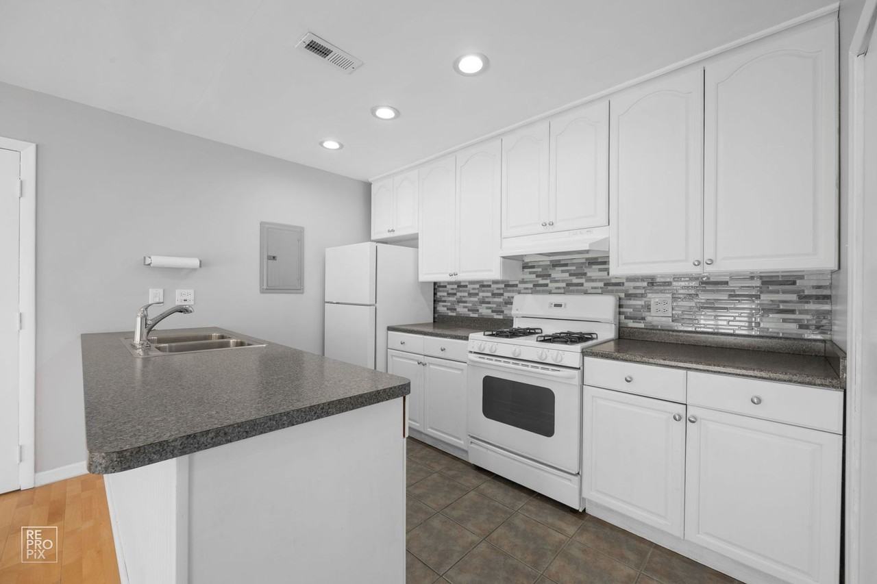 1449 Quaker Ln - Photo 6 of 11