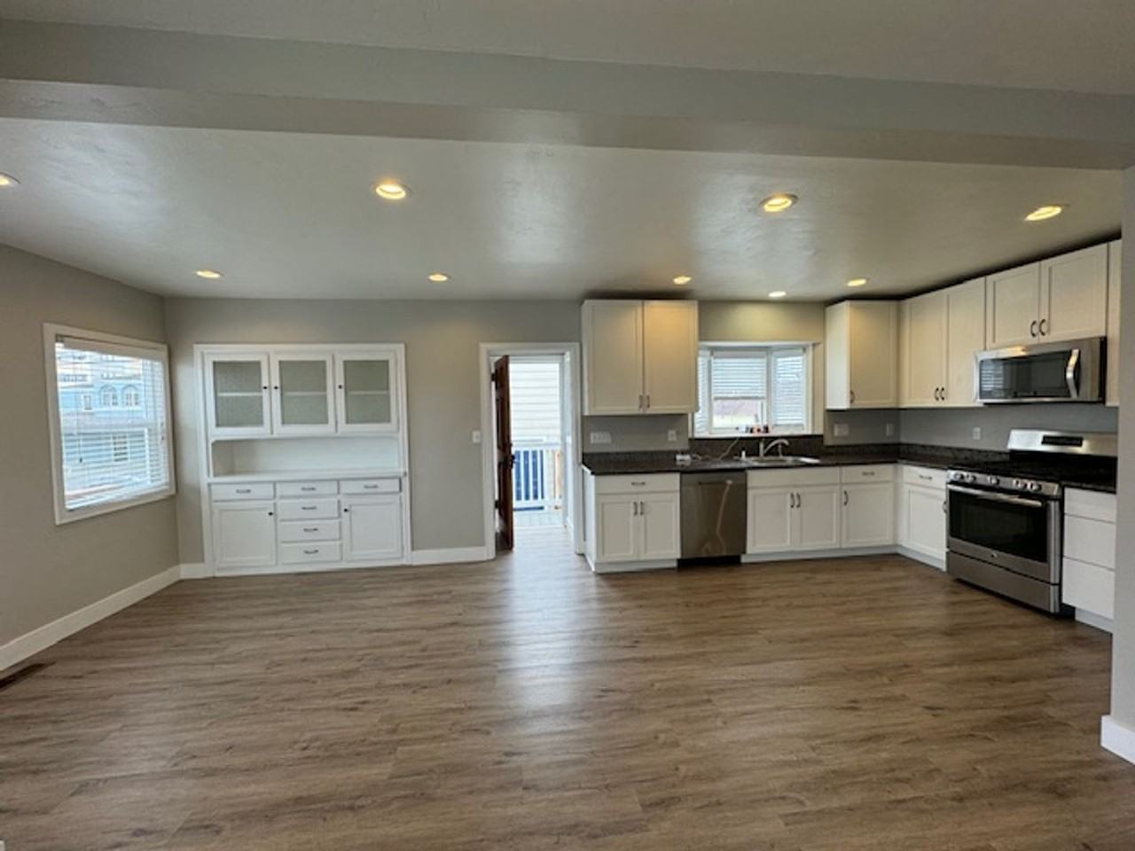 925 6th ST - Photo 2 of 37