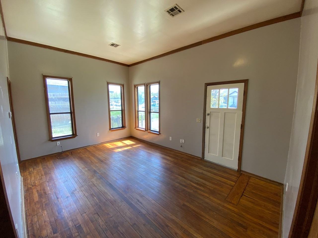 329 Se 42nd St - Photo 2 of 13