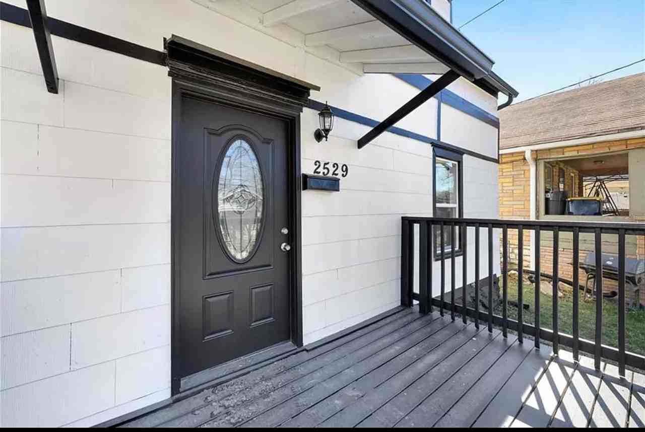 2529 Poplar Ave - Photo 2 of 27