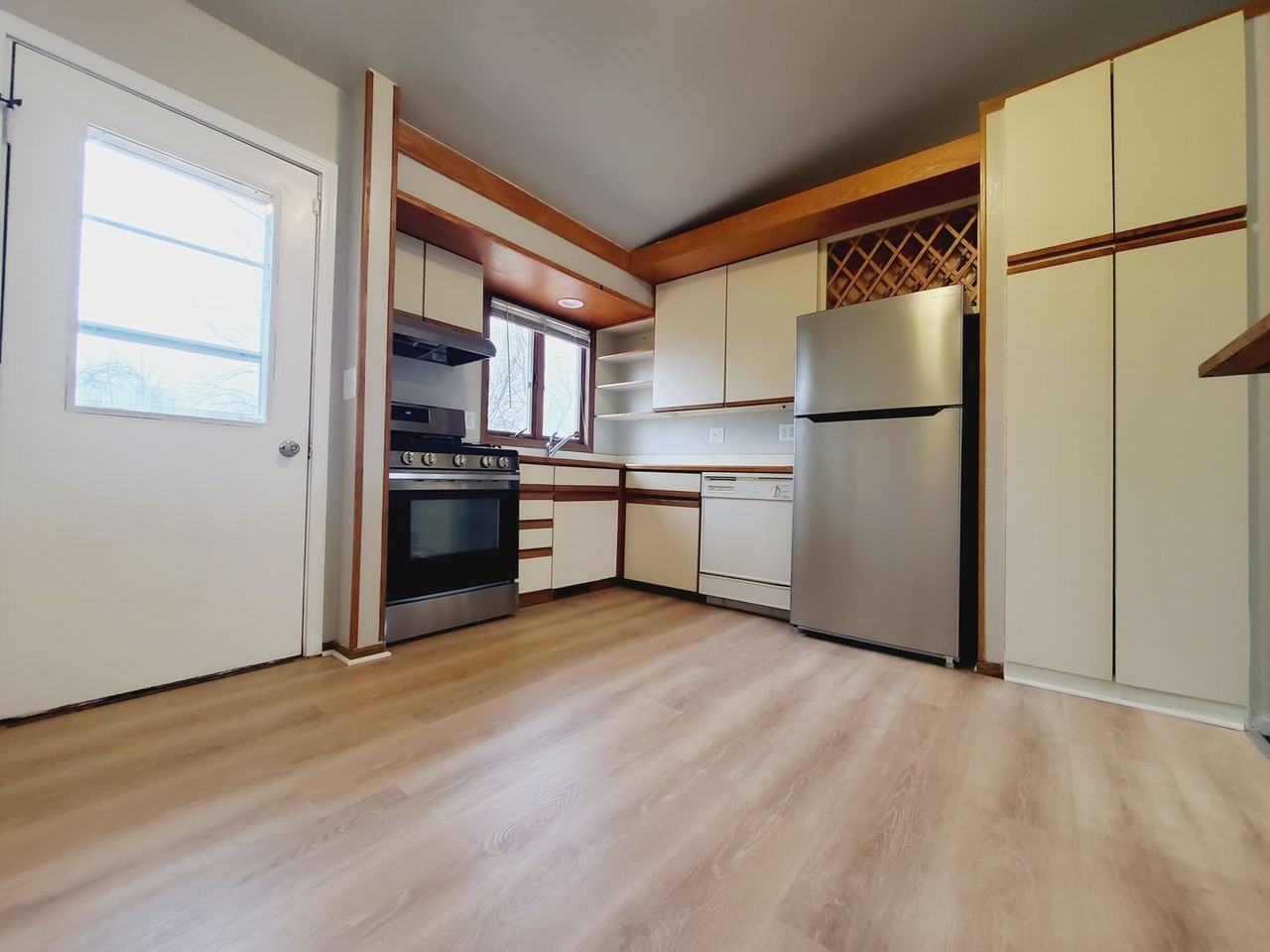 169 Meadows Cir - Photo 2 of 8