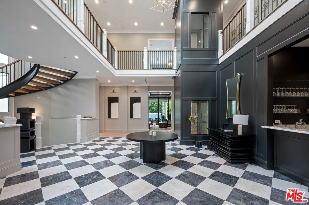 517 N Camden Dr - Photo 2 of 43