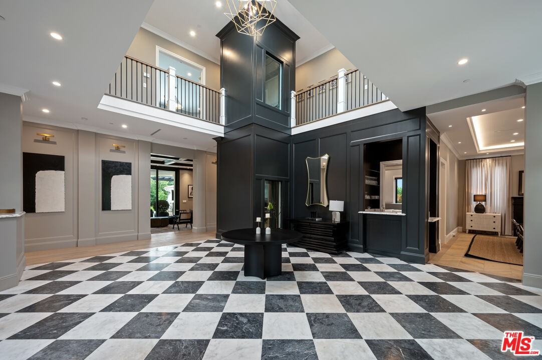 517 N Camden Dr - Photo 3 of 43