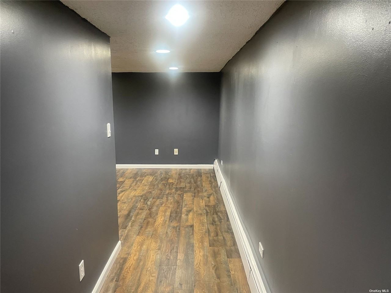 522 Bayport Ave - Photo 2 of 11