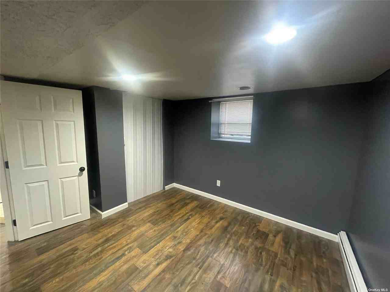 522 Bayport Ave - Photo 3 of 11