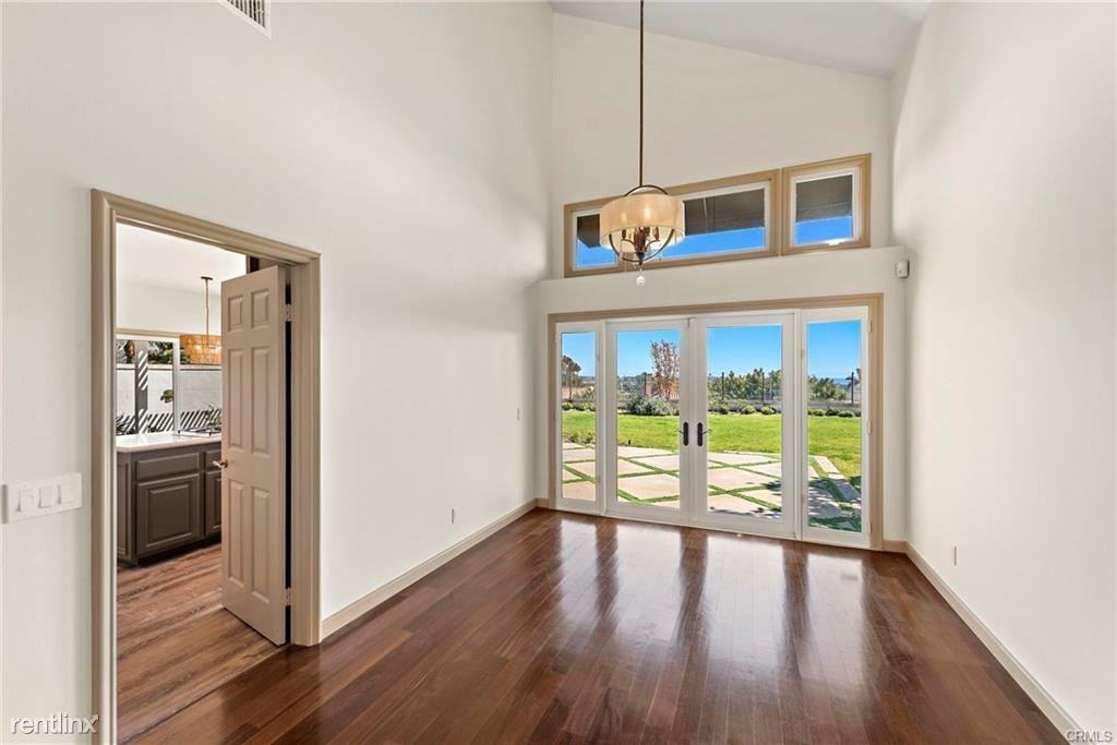 22 Vintage - Photo 2 of 10