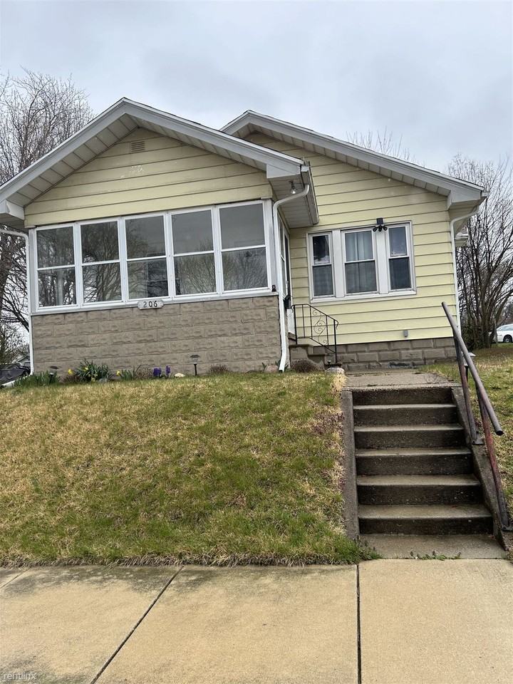 206 Monmoor Ave, Mishawaka, IN 46544 2 Bedroom House for 1,100/month