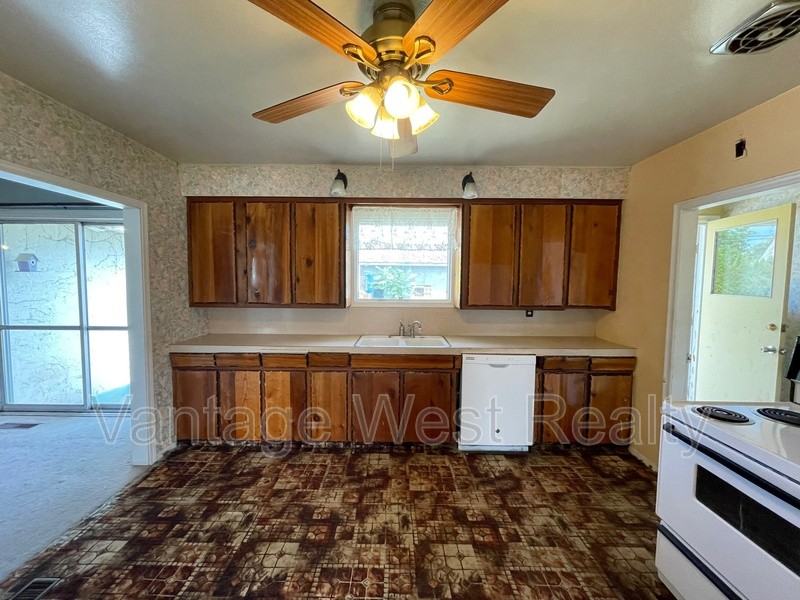 828 Francis Ave - Photo 2 of 33