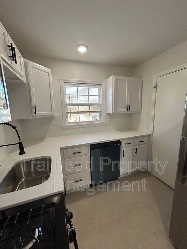 210 E Gregory Blvd #1E - Photo 3 of 10