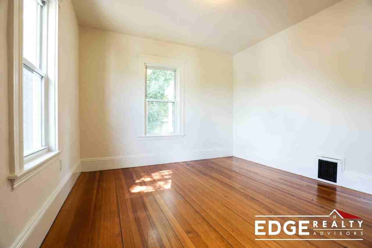 548 Washington St #3 - Photo 5 of 10