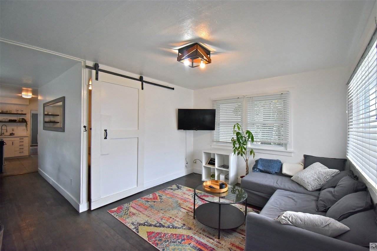 922 E Elm Ave - Photo 2 of 24