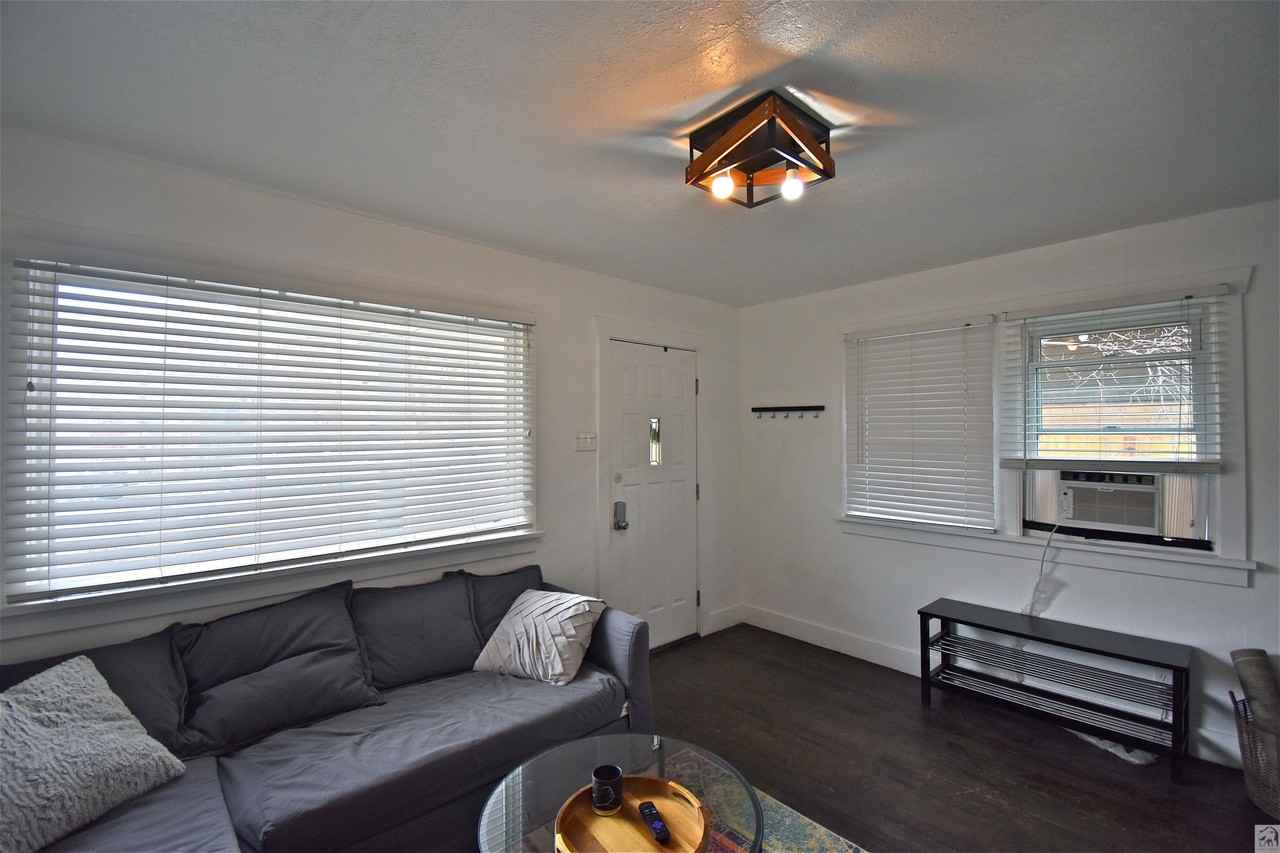 922 E Elm Ave - Photo 3 of 24