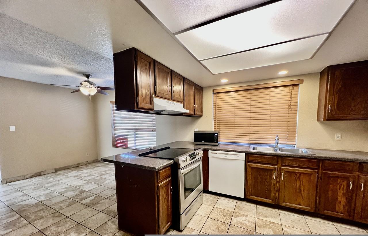 17813 N 45th Ave - Photo 4 of 18