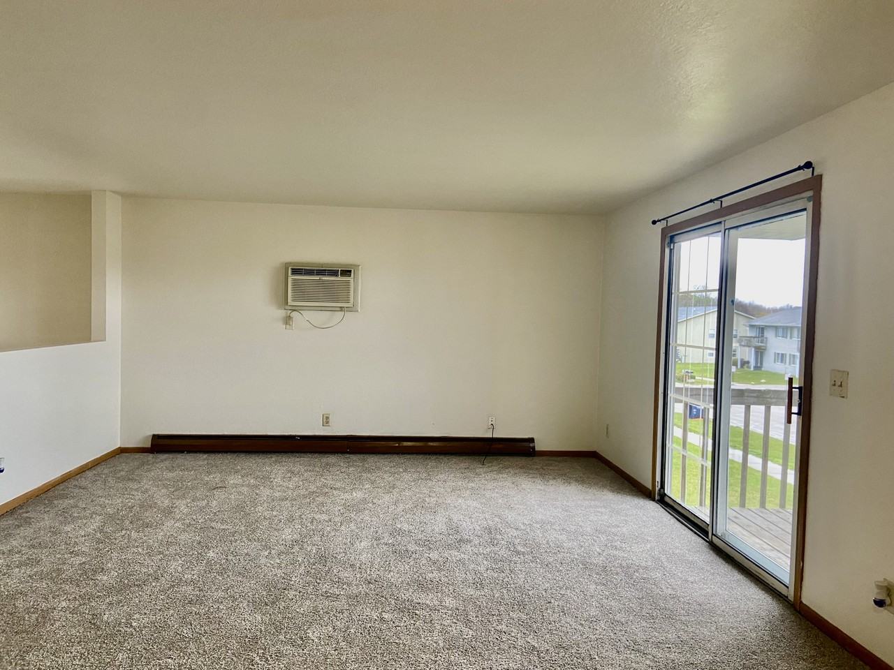 457 Stratford Way - Photo 2 of 7