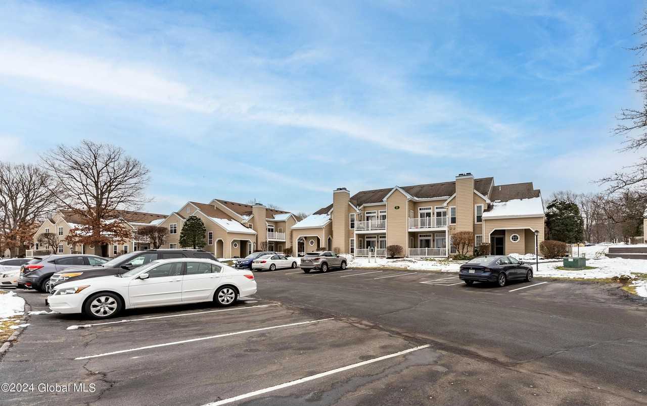 822 Hampton Place Boulevard #822 - Photo 2 of 17