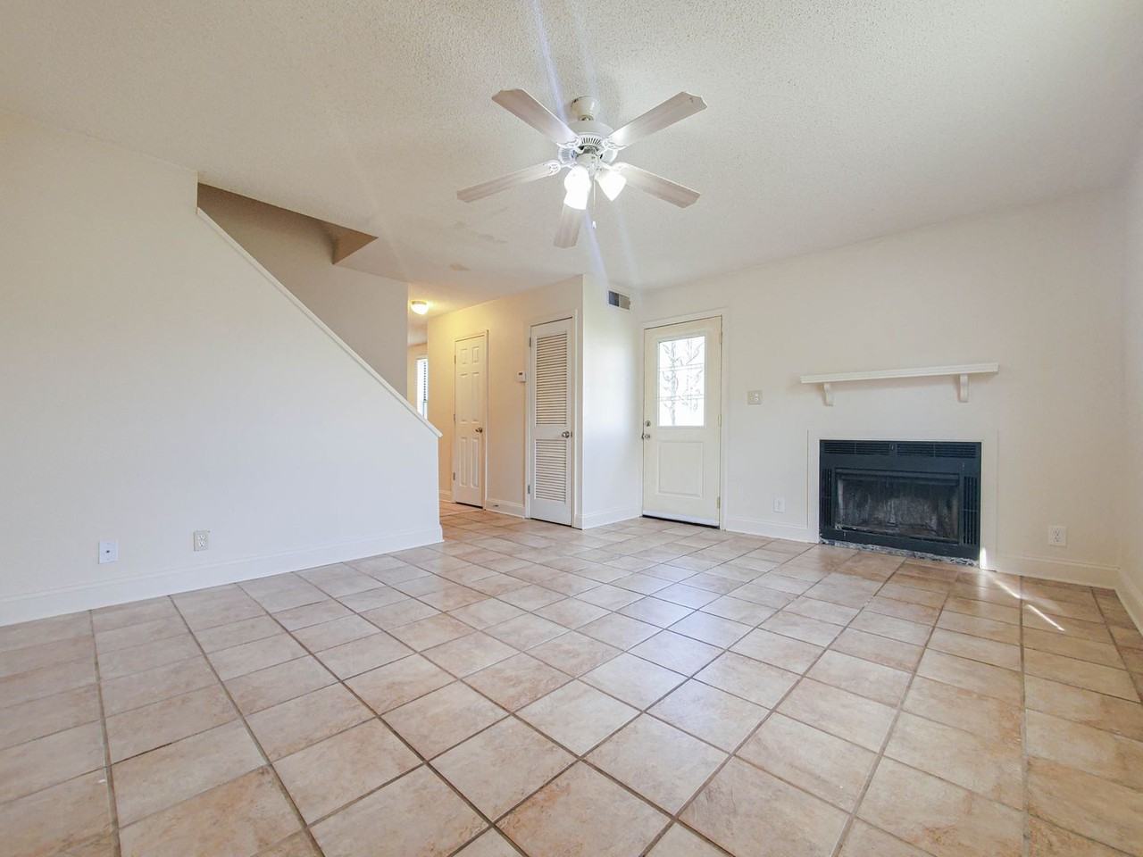 105 Kingsbury Ct - Photo 3 of 14