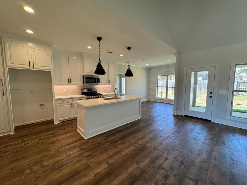 305 305 Willow Wy - Photo 3 of 19