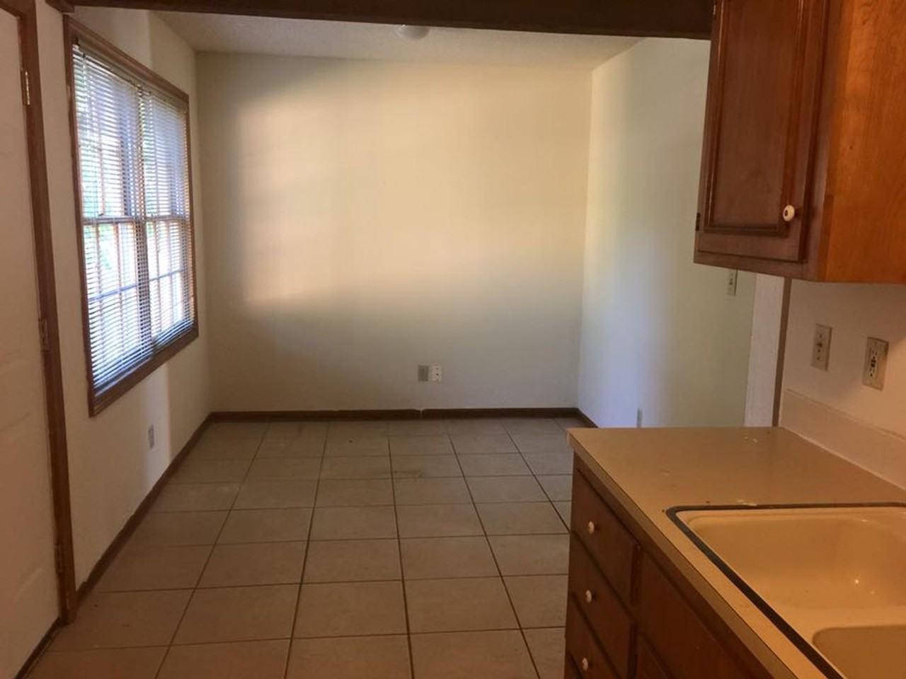 3011 Bainbridge Cir - Photo 6 of 18