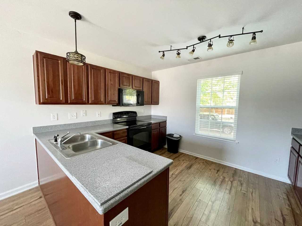 513 S Bull St - Photo 7 of 19