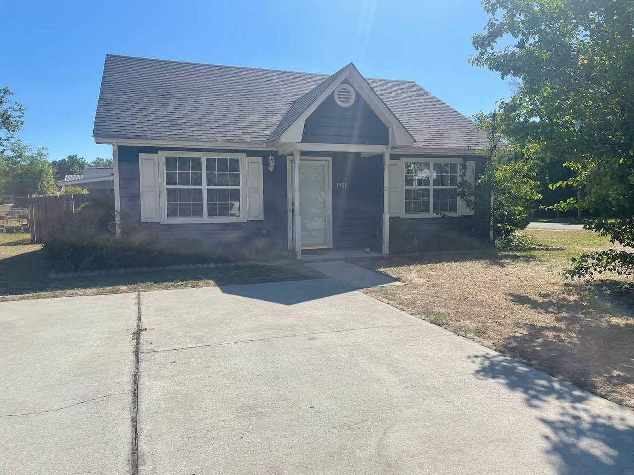 1921 Oak St - Photo 2 of 18
