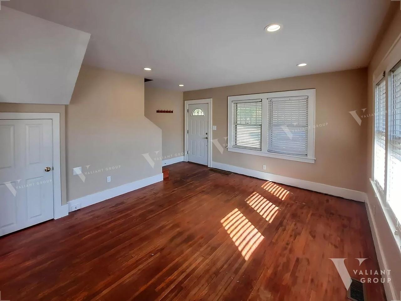 710 E Locust St - Photo 2 of 28