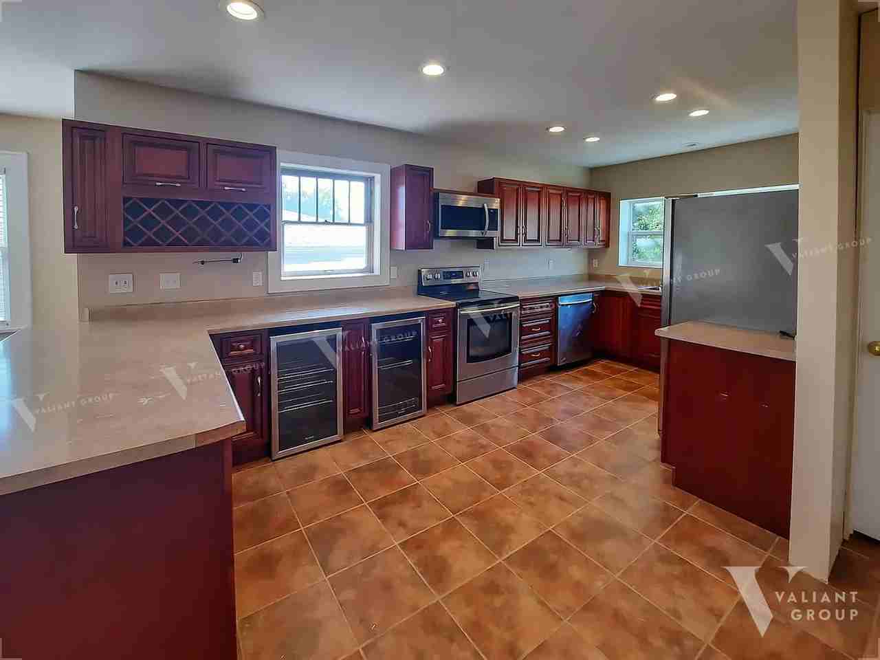 710 E Locust St - Photo 7 of 28