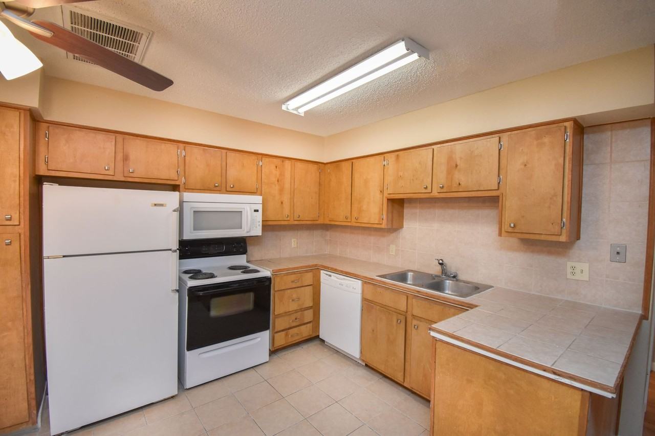 609 Sherwood - Photo 3 of 7