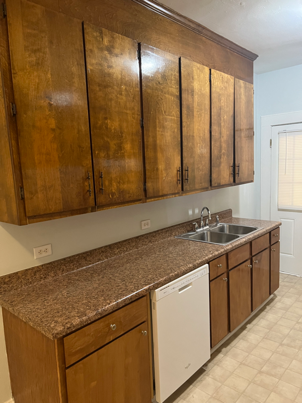 1402 Victoria St - Photo 5 of 9