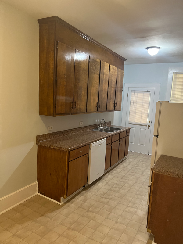 1402 Victoria St - Photo 6 of 9