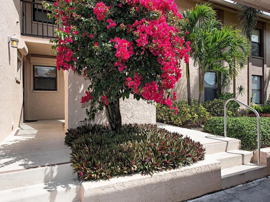 513 Lake Louise Cir #101 - Photo 2 of 15