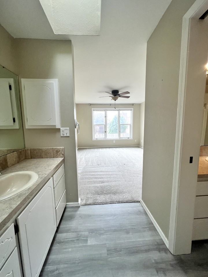 5751 W Fortress Ct - Photo 3 of 11