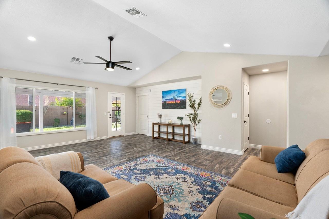 E Fox St - Photo 3 of 20