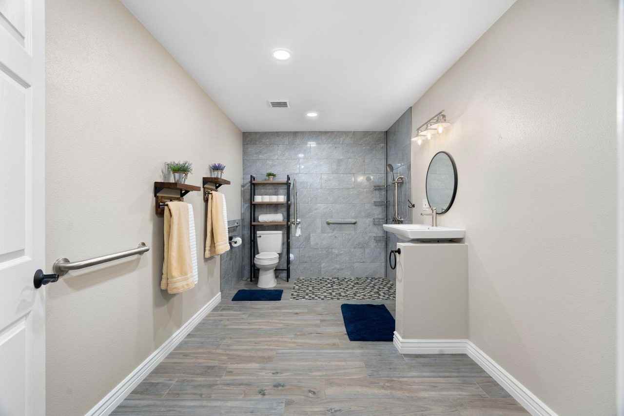 E Fox St - Photo 4 of 21