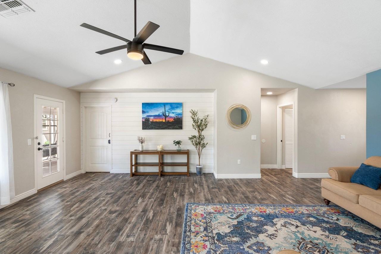 E Fox St - Photo 7 of 21