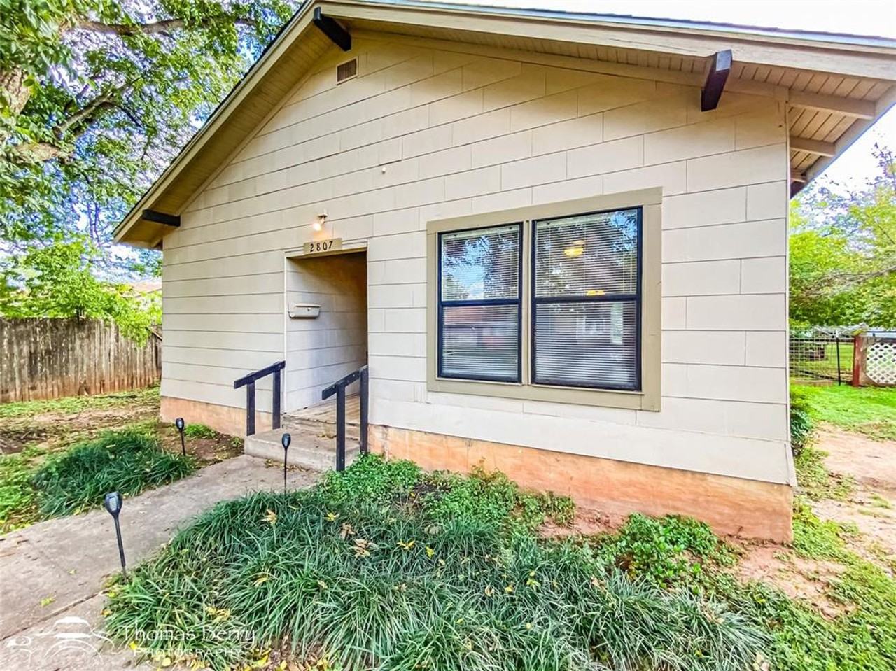 2807 Russell Ave - Photo 2 of 33