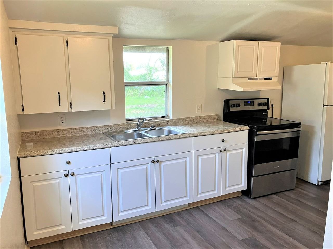 1301 W 8th St - Photo 2 of 5