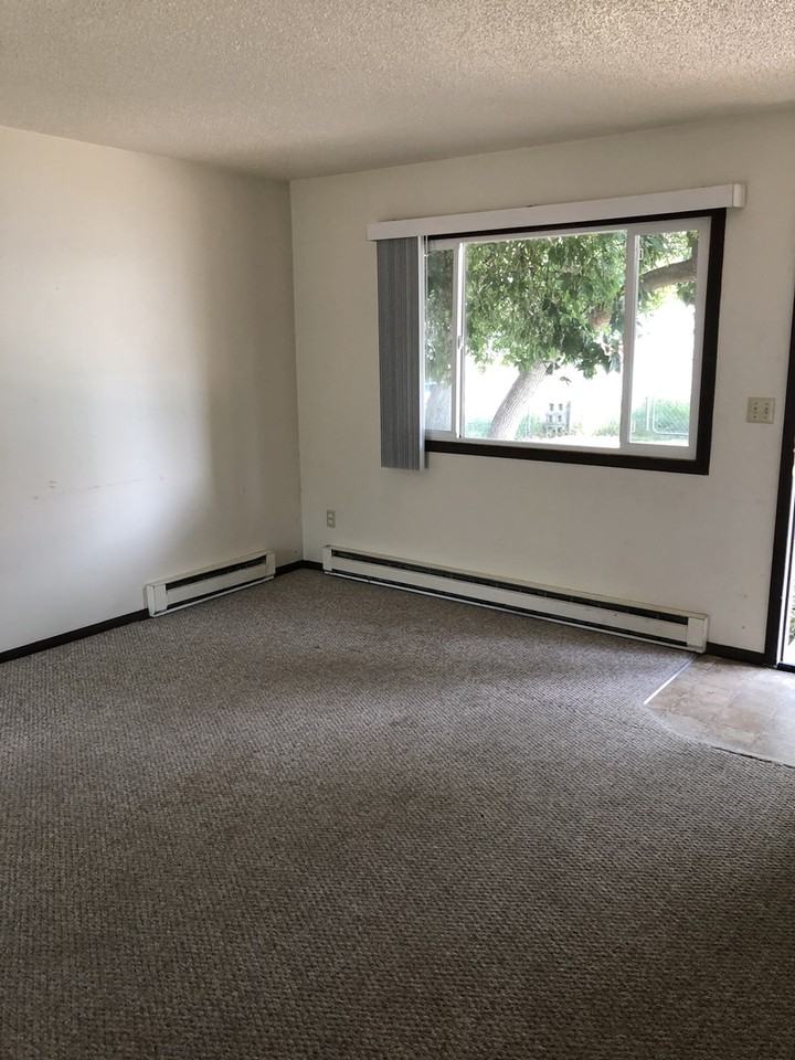 824 Charlo St - Photo 3 of 7