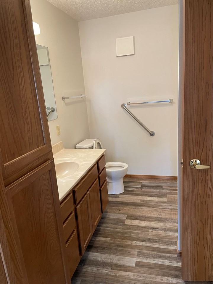 909 E 14th St - Photo 7 of 23