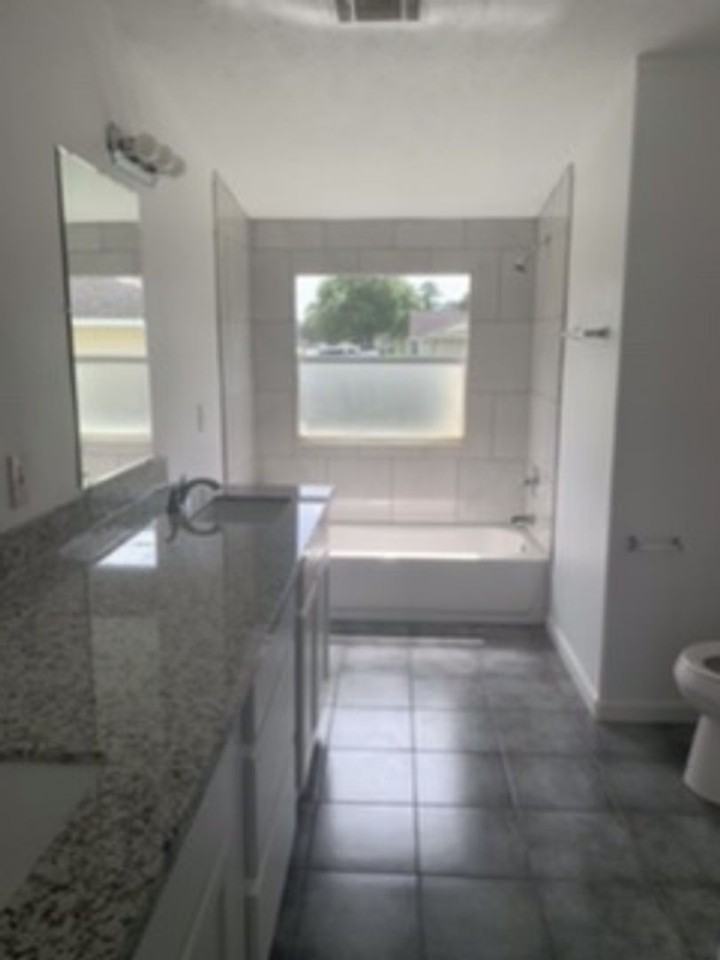 11939 Greenrock Ln - Photo 4 of 15