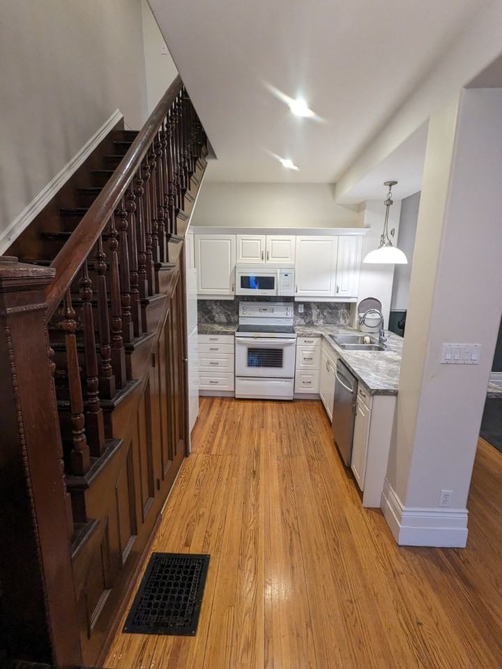 689 George St. - Photo 3 of 8