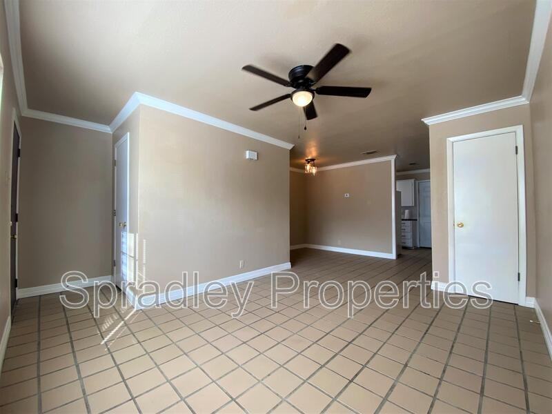 1025 N Wall St - Photo 2 of 9